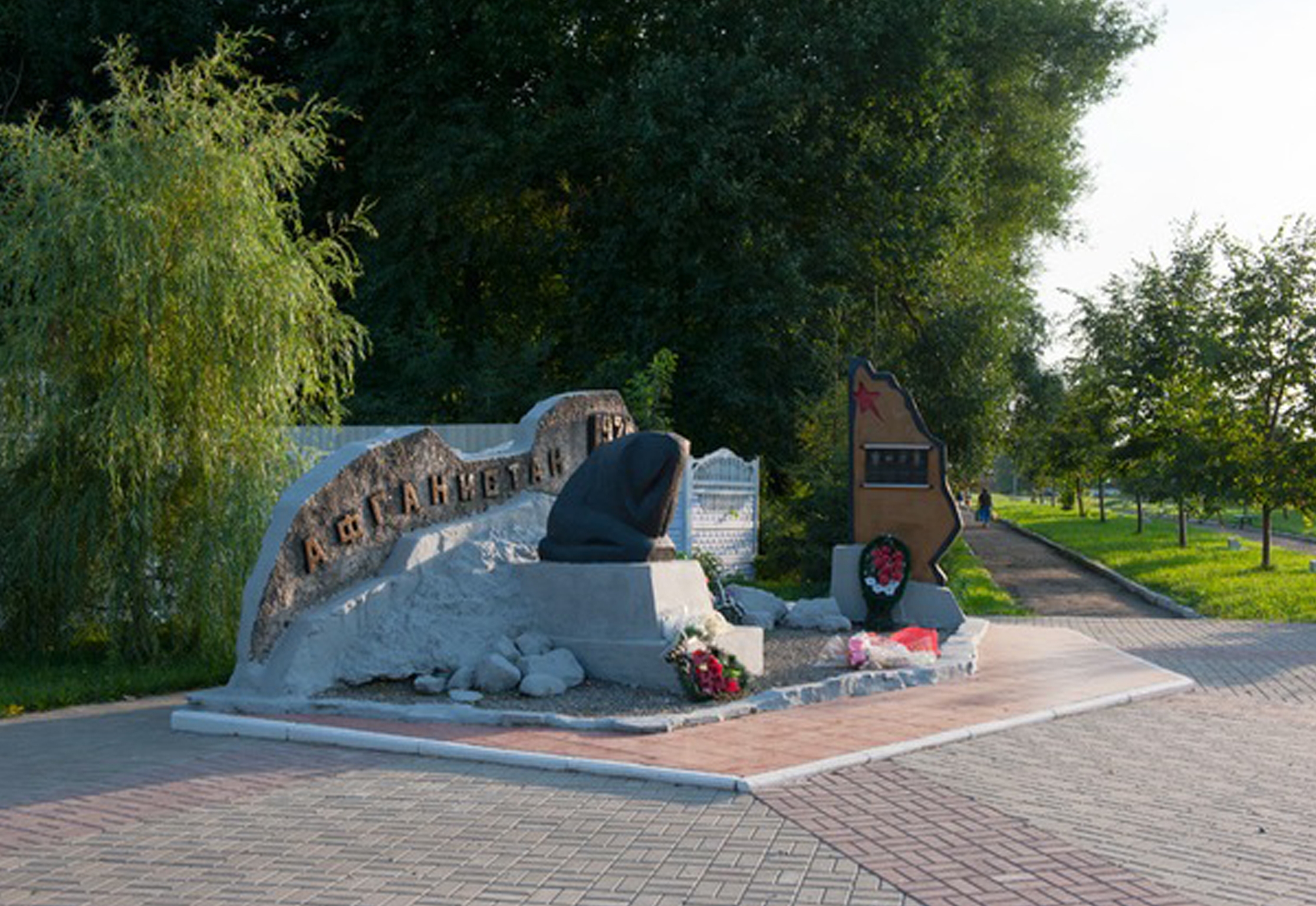 Сухиничи калужская область. Сухиничи город в Калужской области. Сухиничи памятник афганцам. Памятник воинам погибшим в Афганистане Сухиничи.